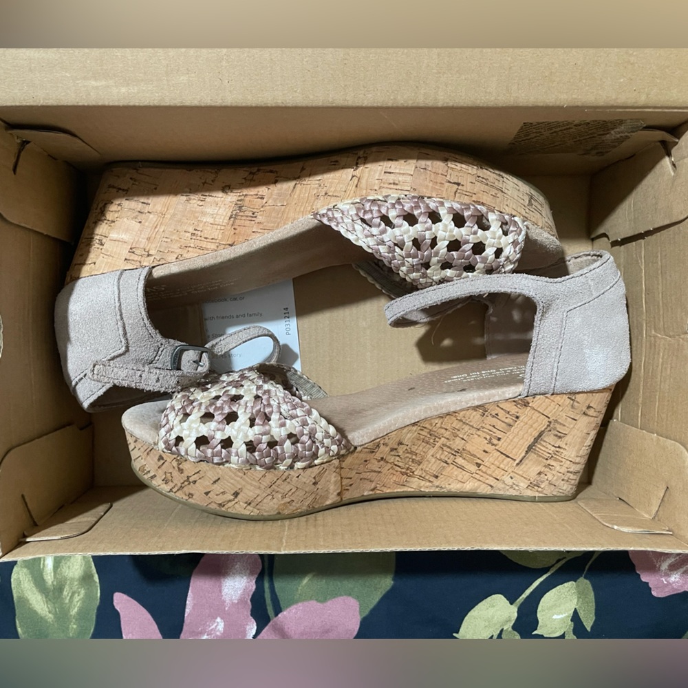 TOMS Platform Wedge Sandal shoe Stucco Satin Woven Tan/Cream Sz 7.5